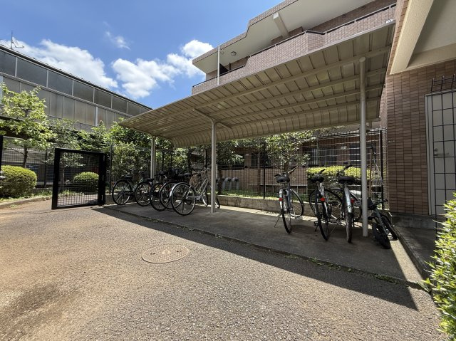 朝日クレス・パリオ南阿佐ヶ谷の駐輪場|◆駐輪場◆生活圏が広がる駐輪場を完備しています。自転車利用で足を延ばせば、暮らしがさらに便利になりますね。※空き状況は変化することがございますのであらかじめご了承ください