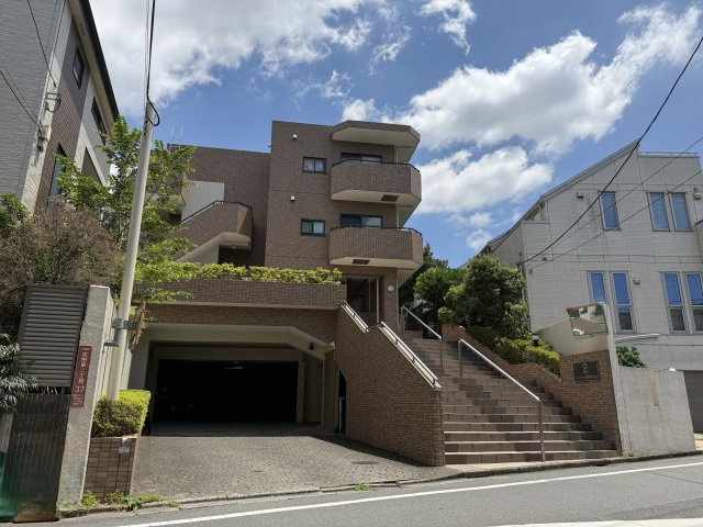 朝日クレス・パリオ南阿佐ヶ谷の外観|緑豊かで閑静な住環境の杉並区成田東にあるマンションです。バス停「善福寺緑地公園前」まで徒歩1分、「吉祥寺」駅・「中野」駅・「高円寺」駅行きがあり便利です