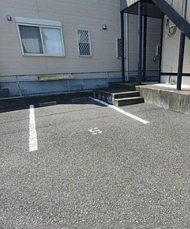 コーポソレジオの駐車場