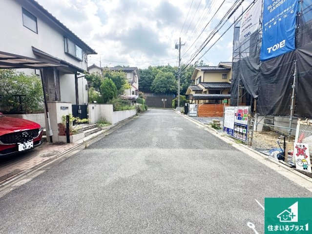 ●5(土)6(日)現地説明会！　奈良市左京　第2期　新築一戸建ての前面道路含む現地写真|周辺は閑静な住宅街です。前面道路もしっかりと有りますので車の出し入れも安心ですよ！