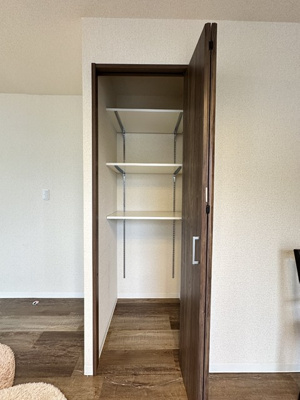 【収納】 | スカイハイツA | ※参考写真※リビングダイニングキッチンにある収納スペースです！お部屋がすっきり片付いて快適に！