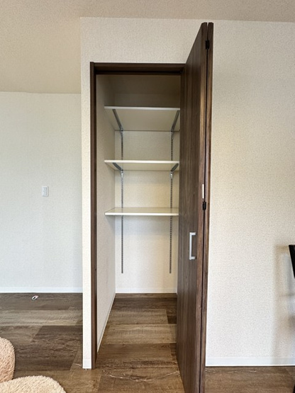 【収納】 | スカイハイツA | ※参考写真※リビングダイニングキッチンにある収納スペースです！お部屋がすっきり片付いて快適に！