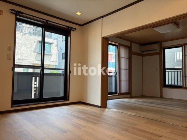 東駒形3丁目戸建の居間・リビング