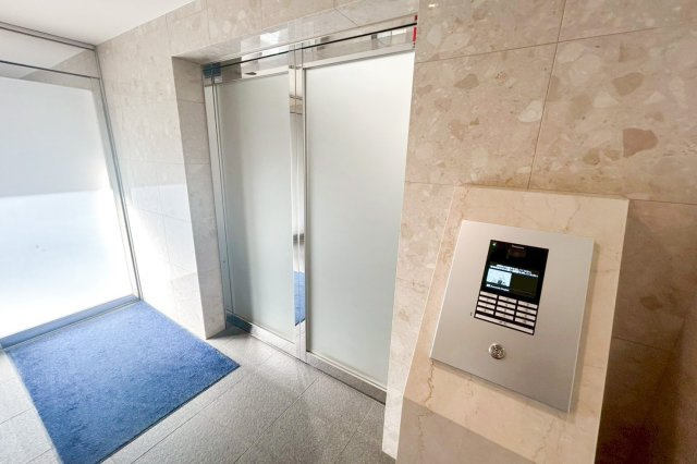 アクロスコート池上のエントランス|平成１３年築・オートロック＆宅配ボックス付きマンション、アクロスコート池上は即日現地案内可能となっておりますので、お気軽にお問い合わせください！