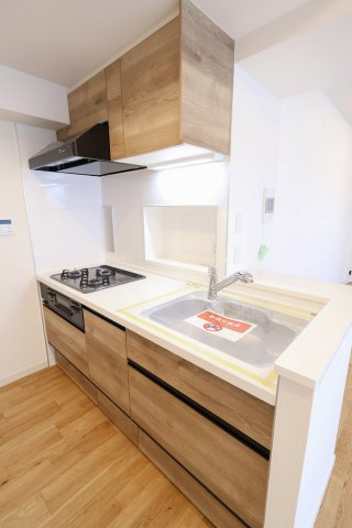 アクロスコート池上のキッチン|アクロスコート池上：３口コンロのシステムキッチンは収納力もありキッチン用品もスッキリ収納可能です！