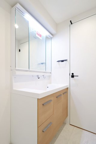 アクロスコート池上の洗面所|アクロスコート池上：三面鏡が付いた収納力もある洗面化粧台です！