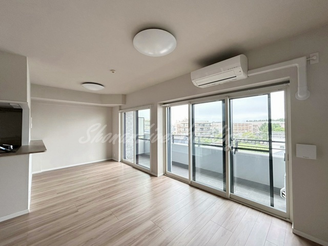 茅ヶ崎市汐見台の賃貸マンションの居間・リビング