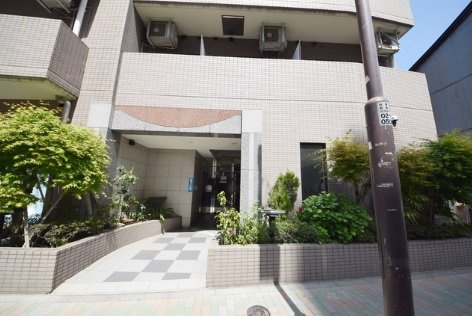 東建シティハイツ上野のエントランス