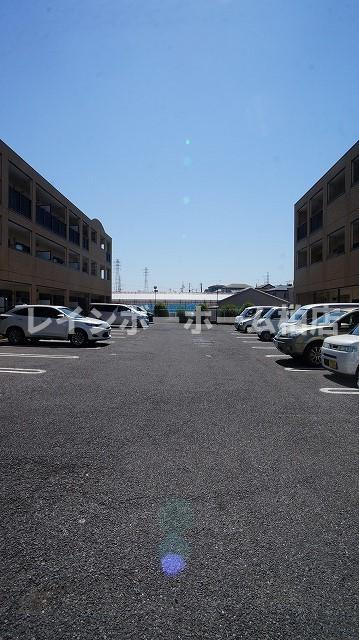 【仲介手数料：50％OFF】対象物件！の駐車場|車をお持ちの方に嬉しい駐車場付きの物件です