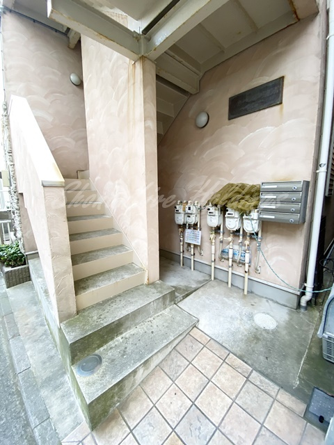 藤沢市片瀬海岸１丁目のアパートのエントランス