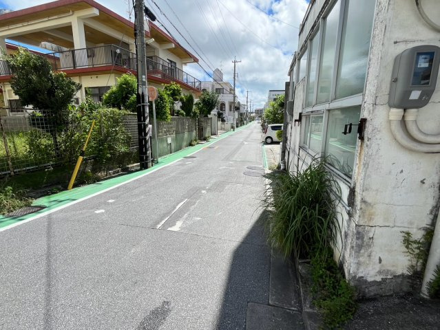 南風原町字兼城新築戸建て A号棟（全2棟）の前面道路含む現地写真