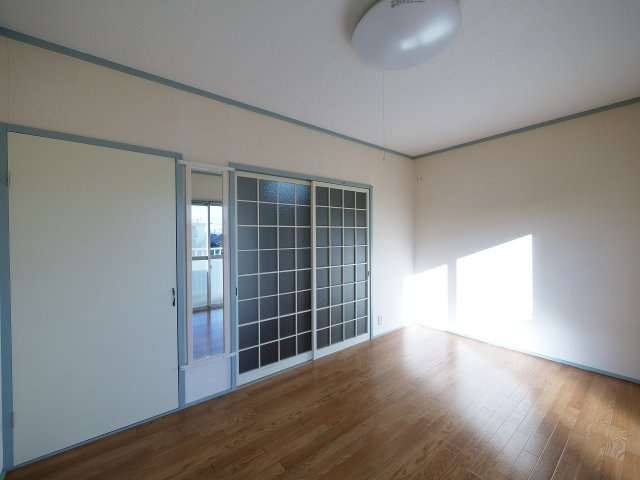 ロイヤル神田の居間・リビング|※写真は別の部屋のものです。