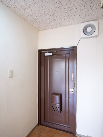 ロイヤル神田の玄関|※写真は別の部屋のものです。