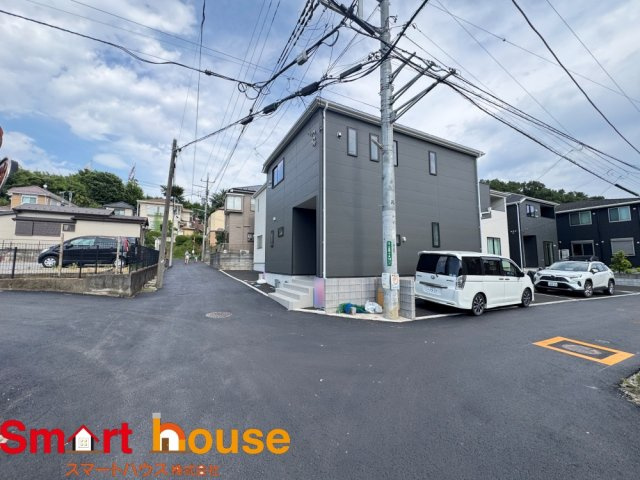 座間市入谷西第4　新築4棟の前面道路含む現地写真|お住まいの前面道路が広いと駐車が楽になり、陽当たりも遮られないので明るく居心地の良いお家になります♪