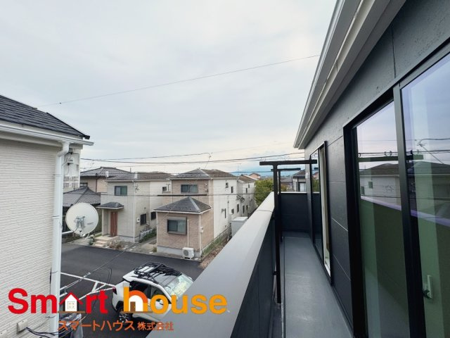 座間市入谷西第4　新築4棟の展望|開放的なバルコニーは見晴らしもよく、太陽の温かな温もりをめいっぱい受け止めてくれます。太陽の光と爽やかな風を受けたお洗濯物はあっという間に乾き、取りこむ時には太陽の匂いを感じられそうですね。