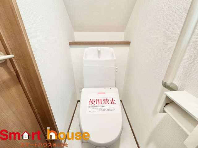座間市入谷西２丁目　新築2棟のトイレ|節水型でエコなトイレには今では当たり前のウォシュレット付き。換気機能も着いているので常に快適ですね♪
