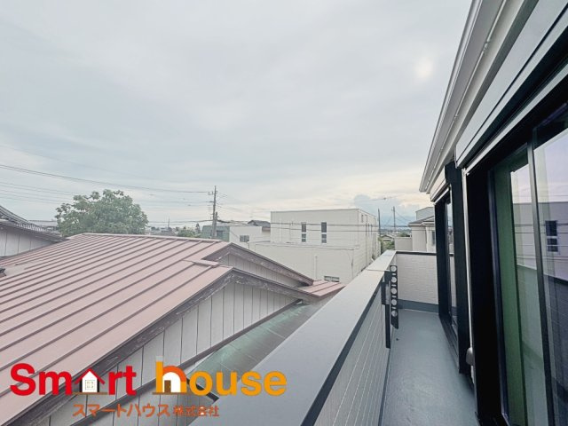 座間市入谷西２丁目　新築2棟の展望|開放的なバルコニーは見晴らしもよく、太陽の温かな温もりをめいっぱい受け止めてくれます。太陽の光と爽やかな風を受けたお洗濯物はあっという間に乾き、取りこむ時には太陽の匂いを感じられそうですね。