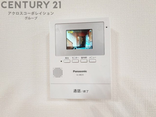 訪問者が来たときにテレビ画面で確認できるため、安心してドアを開けられます。録画機能があるものもあり、留守中に来訪者を記録しておくことができます。利便性が高く、セキュリティ面でも安心です。