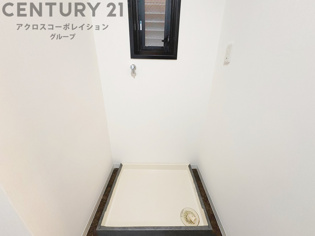 洗濯物の仕分け作業がしやすく、整理整頓が容易になります。洗濯音や湿気を他の部屋に持ち込まず、生活環境を快適に保ちます。上部を活用すれば収納スペースを確保でき洗剤や洗濯用品の整理もしやすくなります。