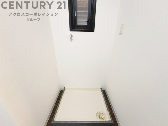 洗濯物の仕分け作業がしやすく、整理整頓が容易になります。洗濯音や湿気を他の部屋に持ち込まず、生活環境を快適に保ちます。上部を活用すれば収納スペースを確保でき洗剤や洗濯用品の整理もしやすくなります。