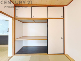 押入れは季節の衣類、寝具などを収納できます。伝統的な美しさと実用性が融合し、収納物を保護する調湿・換気効果があります。使い方によっては書類や小物なども効果的に整理でき空間を有効活用できます。