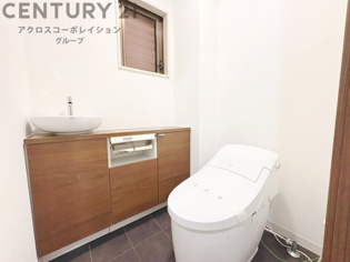 温水洗浄便座付トイレは温水洗浄機能により、暖かい水でおしりを洗浄することができ、冷たい水を使う従来の便座に比べ、温水洗浄機能で暖かいトイレを提供し、快適な使用を可能にします。