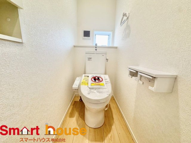 座間市新田宿第９のトイレ|節水型でエコなトイレには今では当たり前のウォシュレット付き。換気機能も着いているので常に快適ですね♪