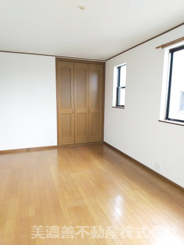 ６４３５４　岐阜市六条片田1丁目中古戸建ての洋室