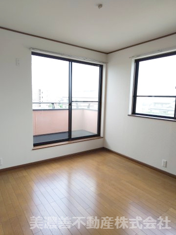 ６４３５４　岐阜市六条片田1丁目中古戸建ての洋室