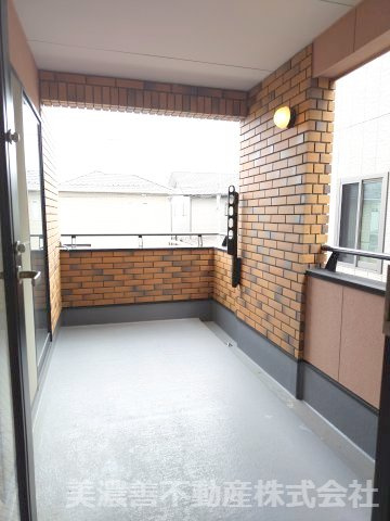 ６４３５４　岐阜市六条片田1丁目中古戸建てのバルコニー