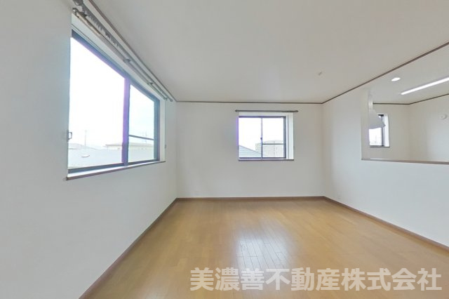 ６４３５４　岐阜市六条片田1丁目中古戸建ての居間・リビング