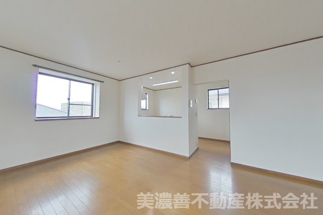 ６４３５４　岐阜市六条片田1丁目中古戸建ての居間・リビング