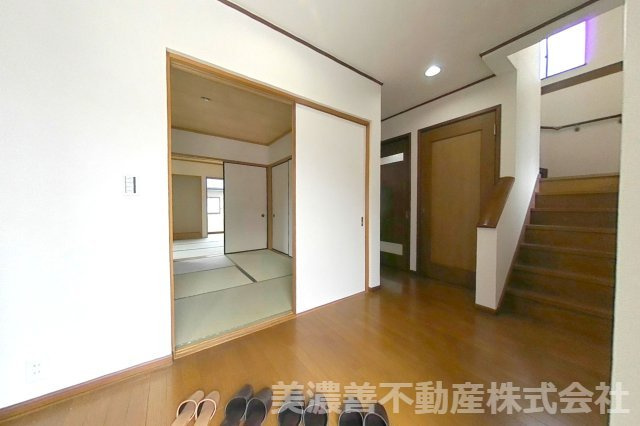 ６４３５４　岐阜市六条片田1丁目中古戸建ての玄関