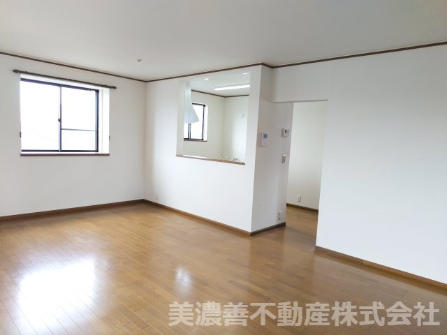 ６４３５４　岐阜市六条片田1丁目中古戸建ての居間・リビング