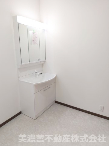 ６４３５４　岐阜市六条片田1丁目中古戸建ての独立洗面台