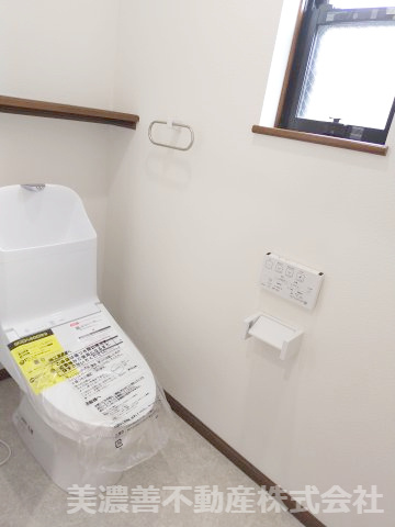 ６４３５４　岐阜市六条片田1丁目中古戸建てのトイレ