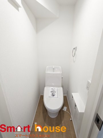 綾瀬市寺尾本町　建売変更　新築全4棟のトイレ|節水型でエコなトイレには今では当たり前のウォシュレット付き。換気機能も着いているので常に快適ですね♪
