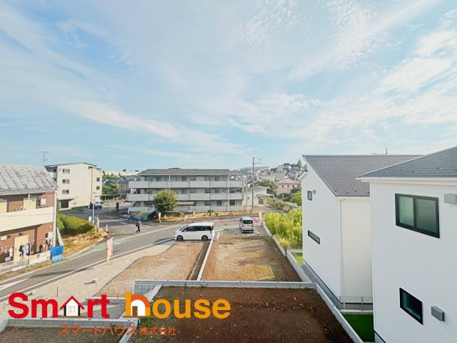 綾瀬市寺尾本町　建売変更　新築全4棟の展望|開放的なバルコニーは見晴らしもよく、太陽の温かな温もりをめいっぱい受け止めてくれます。太陽の光と爽やかな風を受けたお洗濯物はあっという間に乾き、取りこむ時には太陽の匂いを感じられそうですね。