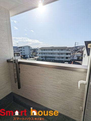 綾瀬市寺尾本町　建売変更　新築全4棟のバルコニー|朝の澄んだ空気や清々しい風を五感で感じるバルコニー♪四季の移ろいを感じられる心地よい自然の空間です。
