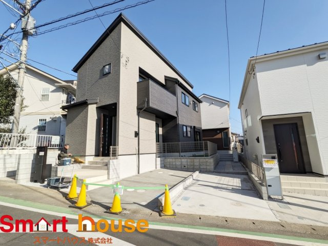 綾瀬市寺尾本町　建売変更　新築全4棟の前面道路含む現地写真|オシャレな外観は、人の目を引くだけではなく自慢したくなりますね！植木を置いたりアレンジは、自由です。自分の好みに仕上げましょう♪

