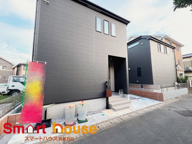 綾瀬市落合南２棟の前面道路含む現地写真|お住まいの前面道路が広いと駐車が楽になり、陽当たりも遮られないので明るく居心地の良いお家になります♪