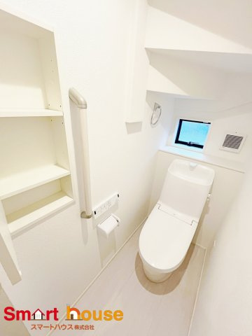 綾瀬市落合南２棟のトイレ|節水型でエコなトイレには今では当たり前のウォシュレット付き。換気機能も着いているので常に快適ですね♪