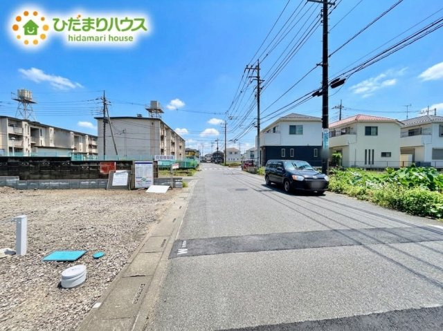 鴻巣市小松5期　新築戸建　グラファーレ01の前面道路含む現地写真|※空はAIで加工してあります