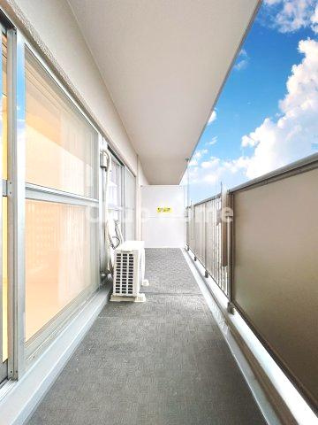 東陽町ガーデニアB棟のバルコニー|【バルコニー】幅もあって、奥行きもあるゆとりのバルコニー。洗濯物を干したり乾かしたりだけでなく、ただ出てみるだけでも気持ちいいですよ。