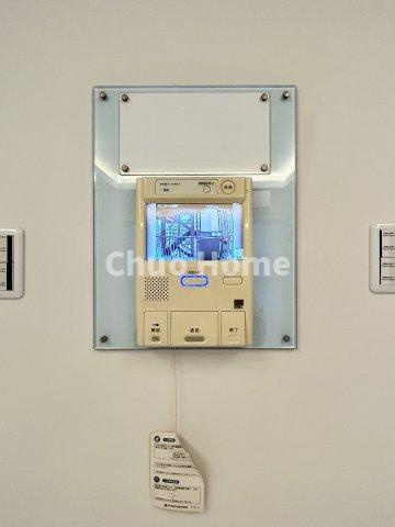 東陽町ガーデニアB棟のセキュリティ|【モニターホン】誰が来たかすぐにわかるカラーモニター付きインターホン。通話ボタンを押すまでは室内の音は漏れていませんので相手を確かめてから応対できます。