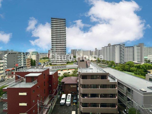 東陽町ガーデニアB棟の展望|手を伸ばせば、ふれることが出来そうな環境が、そのままインテリアになったような印象です。その豊かな眺望にふさわしい空間には、通風・採光にも優れ、心地よい光と風があふれています