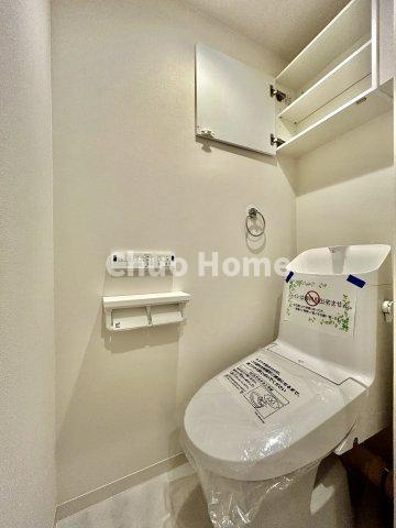 東陽町ガーデニアB棟のトイレ|【トイレ】 収納スペースをしっかりと確保した温水洗浄便座機能付きトイレ。温水洗浄便座は清潔にお使いいただくための大切なアイテムです。