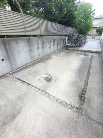 リブリ・ミライスの駐車場