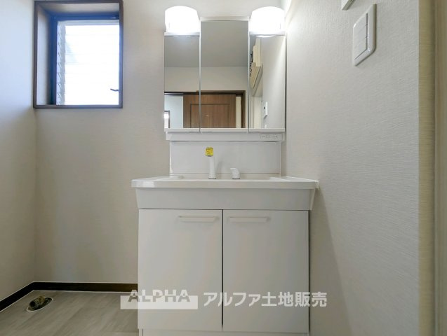 東大和市奈良橋5丁目 中古戸建の独立洗面台|【Powder Room】
◆毎日使う場所を一新◆洗面所を新規交換予定。朝の身支度から帰宅後の手洗いまで、家族が日常的に使う水回りを整えます。
