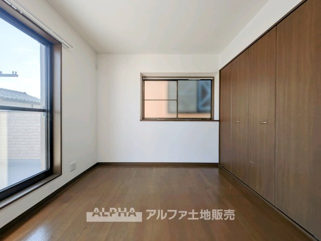 東大和市奈良橋5丁目 中古戸建の洋室|【Private Room】
◆使い方が広がる洋室◆寝室や子ども部屋、仕事や趣味のスペースなど、家族構成やライフスタイルに合わせてさまざまな用途に活用できます。